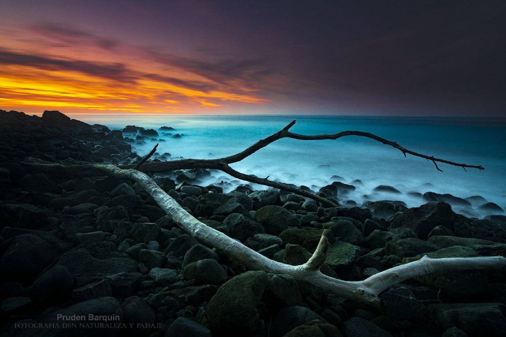 Обои для рабочего стола Каменистый берег у моря на фоне заката, by Pruden Barquin