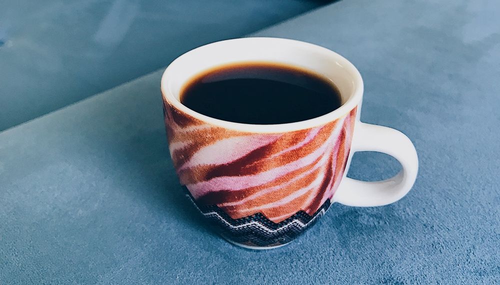 Чашка с кофе на столе