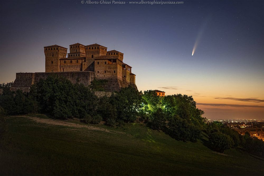Обои для рабочего стола Neowise comet at Torrechiara Castle / Новая комета, падающая недалеко от замка Торрехиара, by Alberto Ghizzi Panizza
