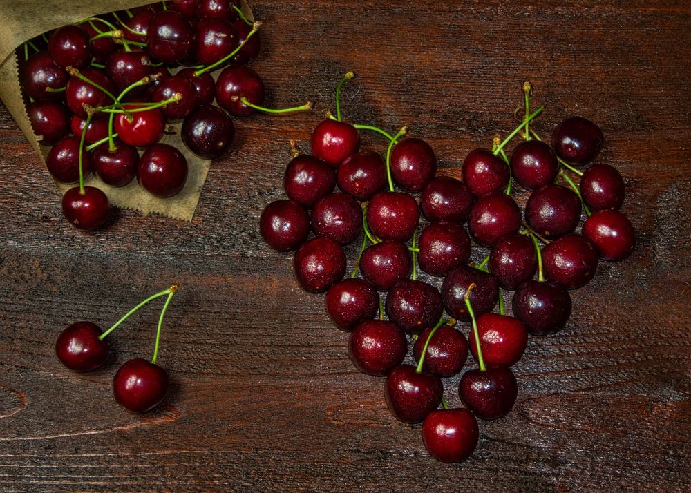 Обои для рабочего стола Из вишен выложено сердечно и кулек на полу, by Anrita1705