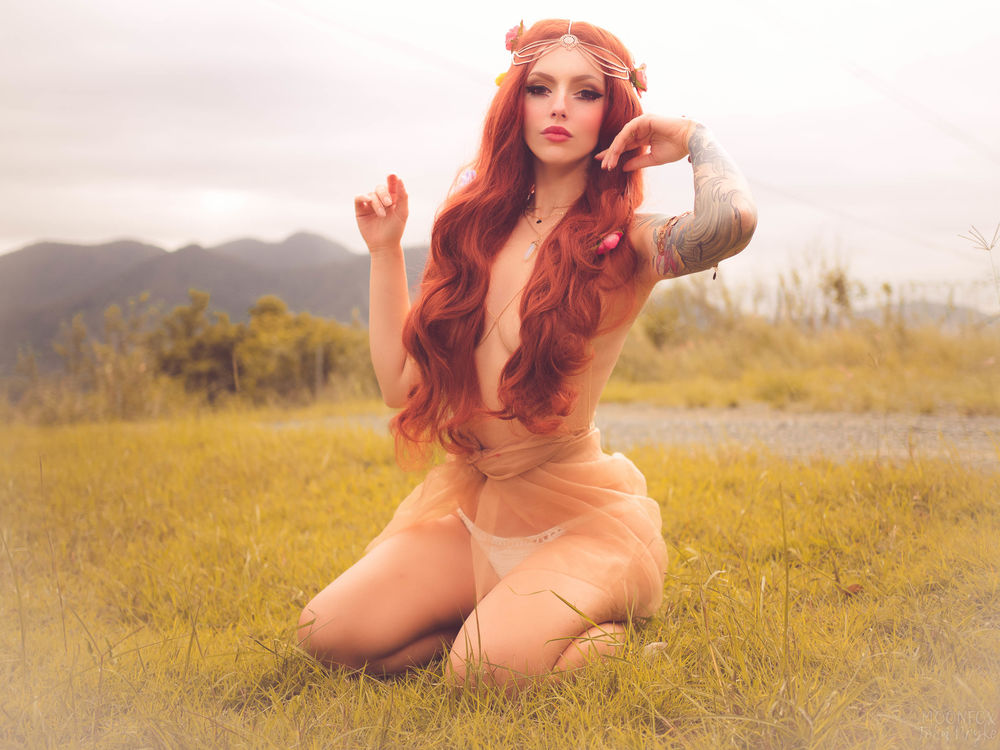 Обои для рабочего стола Модель Katyuska Moonfox сидит на траве