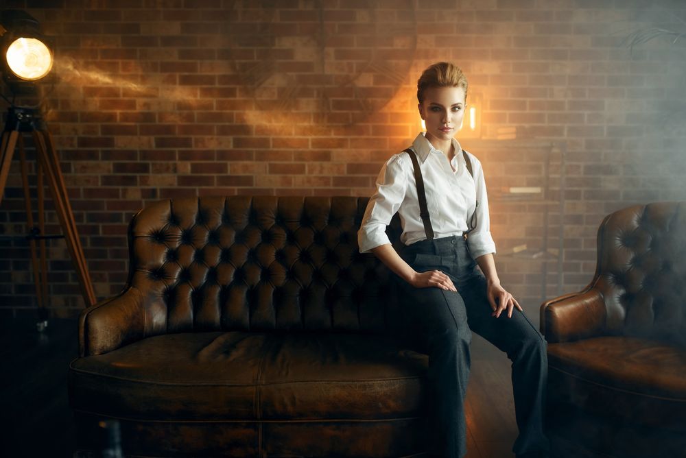 Обои для рабочего стола Девушка модель Ольга Долот сидит на диване, фотограф Макс Кузин