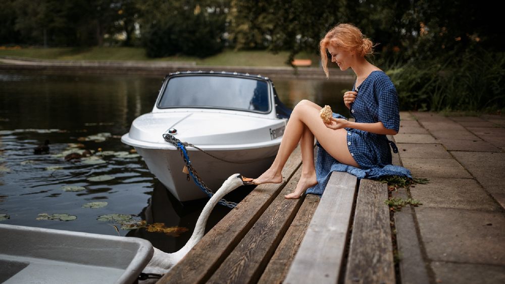 Обои для рабочего стола Модель Катя сидит у водоема с лебедем, фотограф Георгий Чернядьев