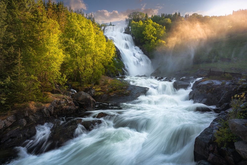 Обои для рабочего стола Водопад в лесу, Valdres, Norway / Вальдрес, Норвегия, фотограф Ole Henrik Skjelstad