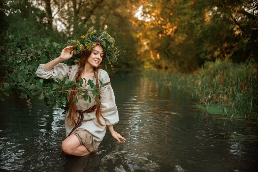 Обои для рабочего стола Девушка в венке стоит в воде на праздник Иван Купала. Фотограф Альберт Лесной