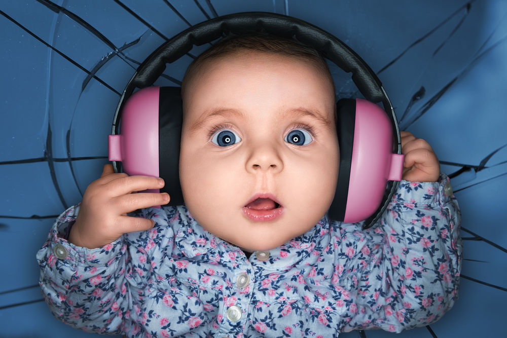 Обои для рабочего стола Младенец в наушниках, by John Wilhelm