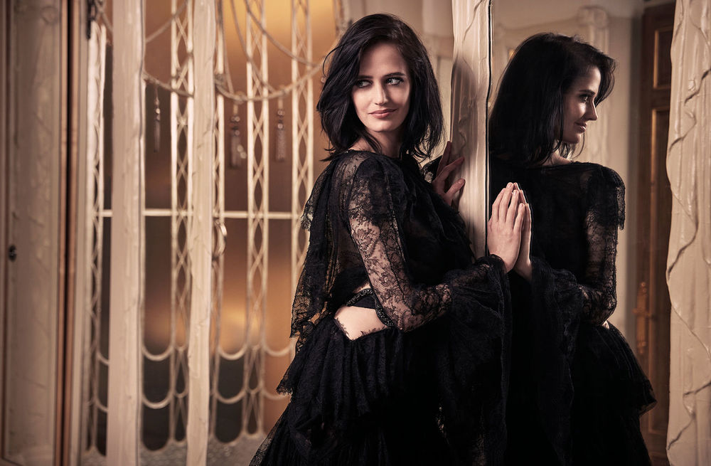 Обои для рабочего стола Модель Eva Green в черном платье отражается в зеркале. Фотограф John Russo