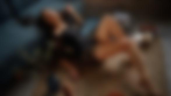Обои для рабочего стола Модель Наталья Квинт сидит на полу у дивана. Фотограф Георгий Чернядьев