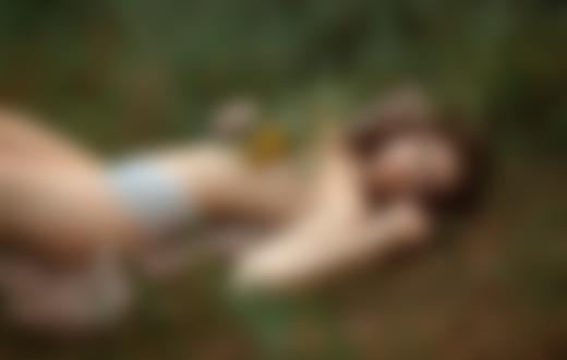 Обои для рабочего стола Девушка в трусиках, с цветами в руке, лежит на земле. Фотограф Альберт Лесной