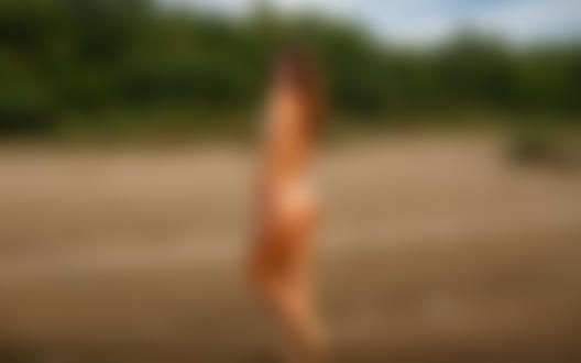 Обои для рабочего стола Модель Анастасия в бикини стоит на дороге. Фотограф Корнилов Михаил