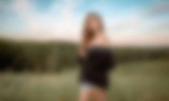 Обои на рабочий стол Девушка с длинными волосами стоит на фоне природы. Фотограф Альберт Лесной