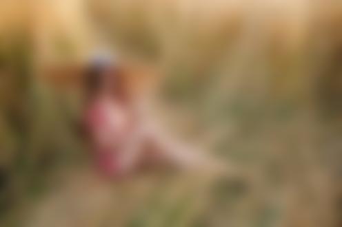 Обои на рабочий стол Девушка в шляпе позирует на поле. Фотограф Gene Oryx
