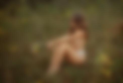 Обои на рабочий стол Девушка с букетом полевых цветов сидит на земле. Фотограф Альберт Лесной
