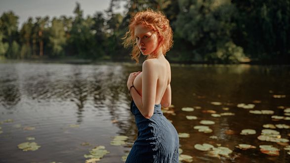 Обои на рабочий стол Модель Арина Бикбулатова стоит в воде. Фотограф Георгий Чернядьев