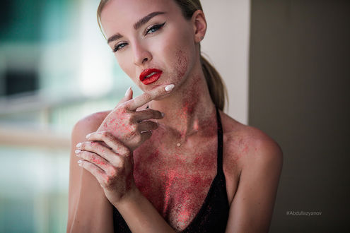Обои на рабочий стол Модель Настя держит руку у лица. Фотограф Артур Абдуллазянов