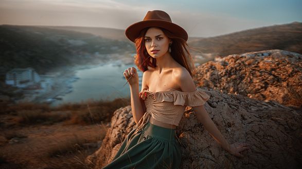 Обои на рабочий стол Модель Виктория Агеева в шляпе сидит на камне, фотограф Georgy Chernyadyev