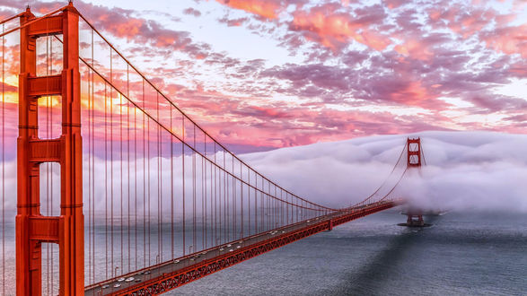 Обои на рабочий стол Мост Золотые ворота / Golden Gate Bridge в Сан-Франциско / San Francisco, США / USA на закате в тумане