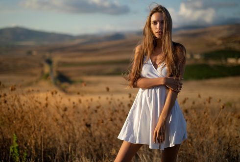 Обои на рабочий стол Модель Алина в белом платье стоит на фоне проироды. Фотограф Filippo Sano