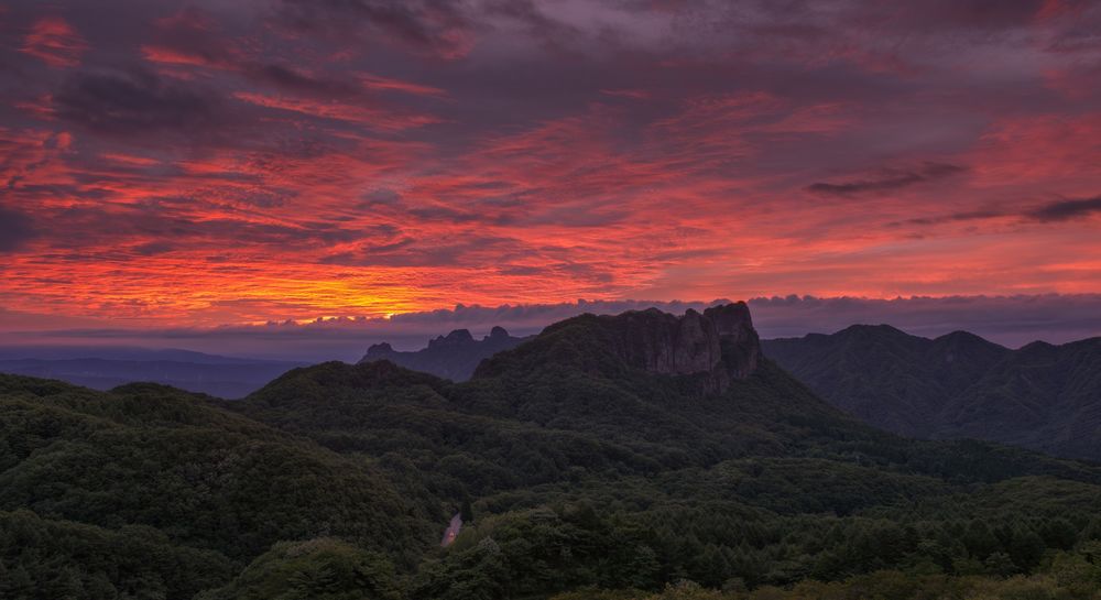 Обои для рабочего стола Горный ландшафт на фоне красного заката / HDR