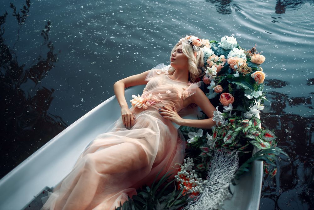Обои для рабочего стола Девушка с цветами лежит в лодке, фотограф Макс Кузин