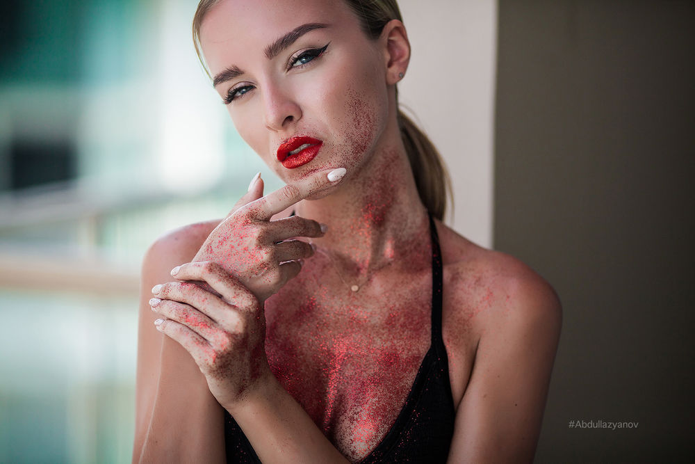 Обои для рабочего стола Модель Настя держит руку у лица. Фотограф Артур Абдуллазянов