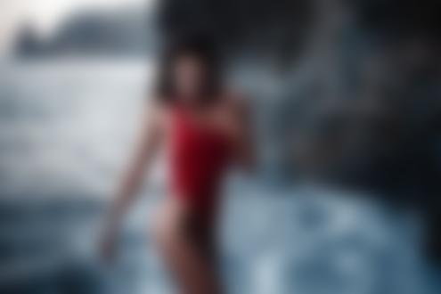 Обои на рабочий стол Девушка Юлия Мармур в красном купальнике стоит в воде, фотограф Nikolay Novikov