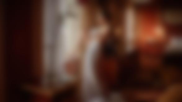 Обои для рабочего стола Модель Лада Афанасьева позирует у окна, фотограф Георгий Чернядьев