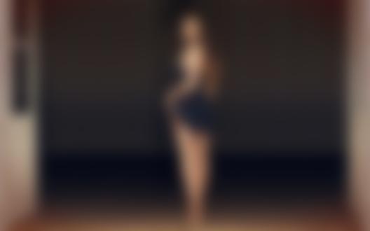 Обои на рабочий стол Модель OLA / olaprzywitowska в приподнятом платье стоит вполоборота, фотографWojtek Polaczkiewicz