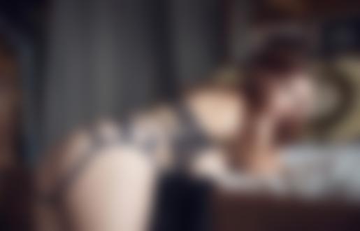 Обои для рабочего стола Американская фотомодель Elizabeth Marxs / Элизабет Маркс позирует возле кровати