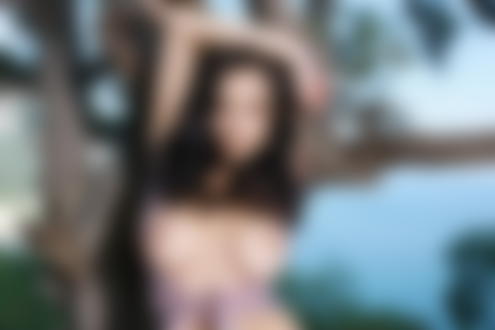 Обои для рабочего стола Украинская фотомодель Jenya D / Евгения Диордийчук стоит, прислонившись спиной к дереву