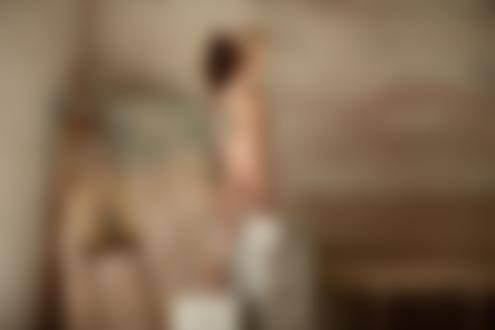 Обои для рабочего стола Обнаженная девушка позирует, стоя в помещении на декоративных предметах кубической формы, на фоне кирпичной стены и картины, фотограф Кунгурцев Вячеслав