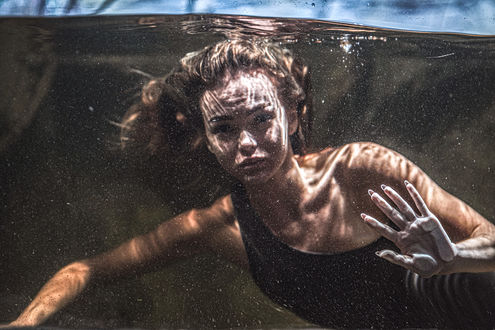 Обои на рабочий стол Девушка под водой. Фотограф Photographyzp Yana