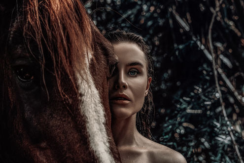 Обои на рабочий стол Девушка стоит рядом с лошадью. Фотограф Photographyzp Yana