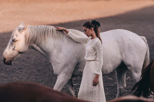 Обои на рабочий стол Девушка стоит рядом с лошадью. Фотограф Photographyzp Yana