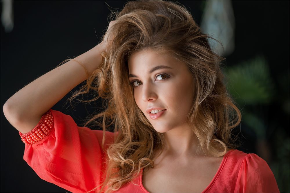 Обои для рабочего стола Модель Monika Dee / Моника Ди в алом платье