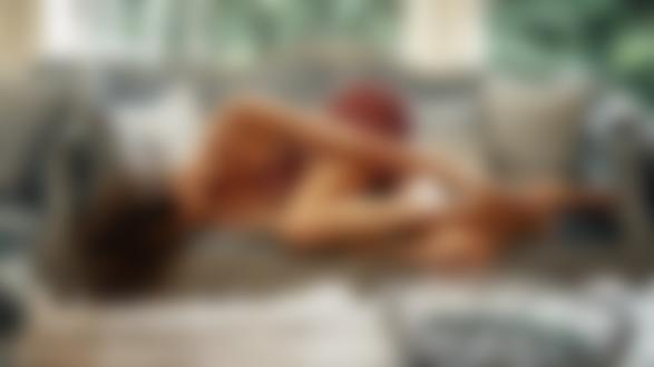 Обои для рабочего стола Модель Наталья Емельяненко позирует на диване, фотограф Georgy Chernyadyev