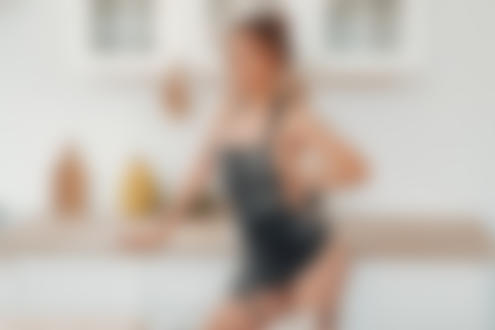 Обои на рабочий стол Модель Julia стоит на кухне у стола, фотограф Grigoriy Lifin