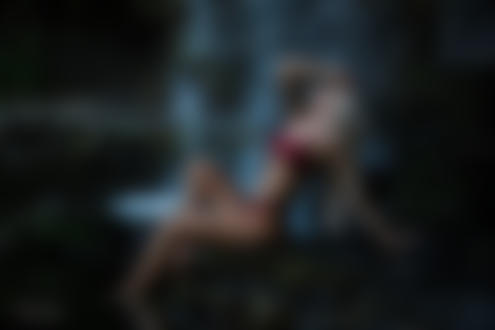 Обои для рабочего стола Модель Hannah Foster позирует на фоне водопада. Фотограф Robin French