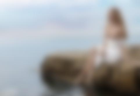 Обои для рабочего стола Девушка с обнаженной грудью сидит у воды, фотограф Alexander Grinn