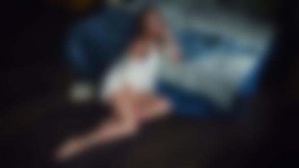 Обои для рабочего стола Модель Александра сидит на полу у кровати, фотограф Сергей Жирнов