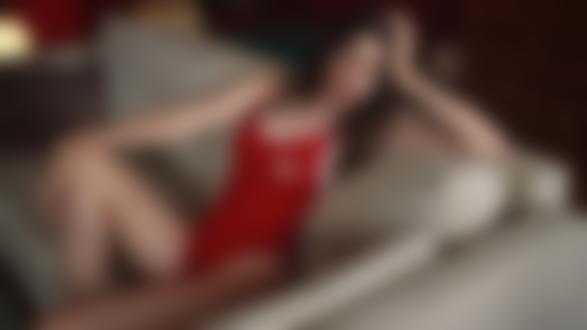 Обои для рабочего стола Модель Диша Шеметова в красном купальнике сидит на диване, фотограф Сергей Жирнов