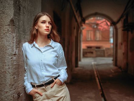 Обои на рабочий стол Модель Александра Янко стоит у стены. Фотограф Альберт Лесной