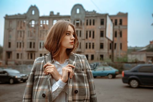 Обои на рабочий стол Модель в пальто стоит на фоне дома и авто. Фотограф Альберт Лесной