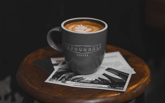 Обои на рабочий стол Чашка кофе с журналами стоит на столике (Journal coffee)