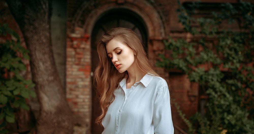 Обои для рабочего стола Модель Александра Янко стоит на фоне дома. Фотограф Альберт Лесной
