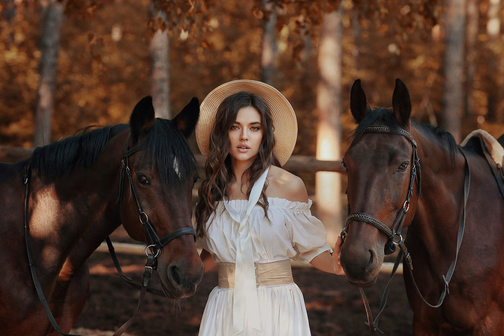 Обои для рабочего стола Модель Ксения Барышева в шляпе стоит рядом с лошадьми, фотограф Dmitry Arhar