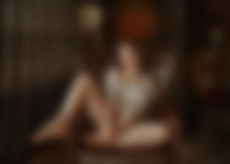 Обои на рабочий стол Модель сидит на кресле, поджав ножку. Фотограф Альберт Лесной