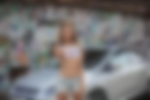 Обои на рабочий стол Модель Elyga Оксана стоит на фоне авто, фотограф Митя Gromozekin