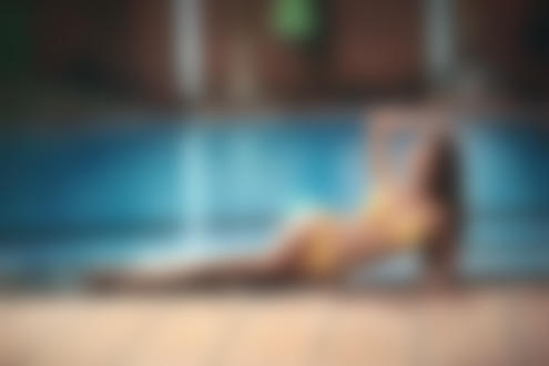 Обои на рабочий стол Модель Margo / Марго лежит у бассейна, фотограф Бурдов Александр