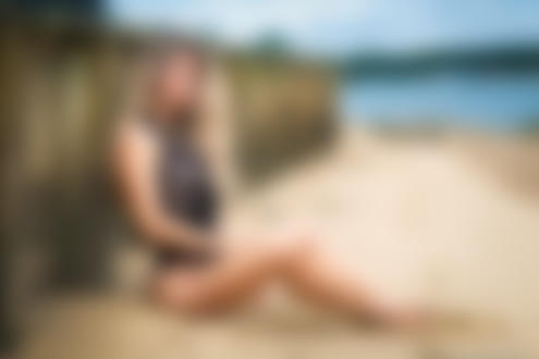 Обои на рабочий стол Модель Айла сидит на песке у забора, фотограф Stephane Ribault